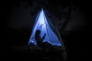 Alessia Scarso fotografa Tenda lettura libro paesaggio notturno