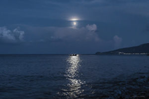 Astrofotografa Alessia Scarso astrofotografia paesaggio notturno luna mare barca isola di Salina
