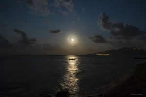 Astrofotografa Alessia Scarso astrofotografia paesaggio notturno luna mare isola barca di Salina eolie