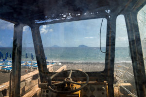 Astrofotografa Alessia Scarso astrofotografia paesaggio finestra trattore mare isola di Salina eolie strombboli panarea