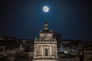 Astrofotografa Alessia Scarso astrofotografia paesaggio notturno luna piena chiesa san giorgio modica barocco unesco
