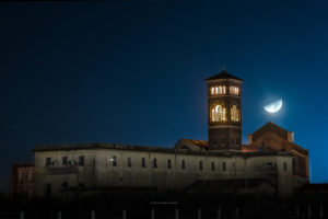 Astrofotografa Alessia Scarso astrofotografia paesaggio notturno cielo stellato luna chiesa santa maria goretti Nettuno