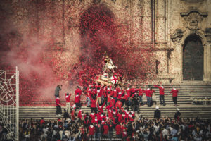 Alessia Scarso fotografa Folklore Uscita S. Giorgio Patrono festa religiosa Modica folla di fedeli