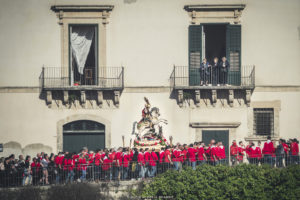 Alessia Scarso fotografa Folklore processione balconi S. Giorgio Patrono festa religiosa Modica folla di fedeli