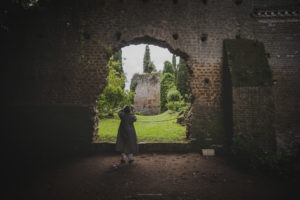 Alessia Scarso fotografa Giardino di Ninfa rudere di chiesa