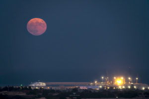 Alessia Scarso astrofotografa astrofotografia luna piena mare porto di Pozzallo