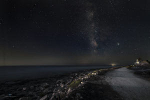 Alessia Scarso astrofotografa astrofotografia cielo stellato via lattea paesaggio notturno lungomare