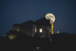 Alessia Scarso astrofotografa astrofotografia luna piena chiesa modica