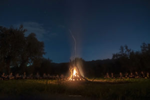 Alessia Scarso astrofotografa astrofotografia fuoco bivacco scout paesaggio notturno