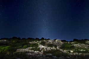Astrofotografa Alessia Scarso astrofotografia cielo stellato sul paesaggio della Necropoli di Zimmardo Bellamagna a Modica