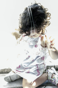 Alessia Scarso fotografa Fotografia ritratto Bambina piccola gioca con tenda