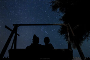 Alessia Scarso Astrofotografa astrofotografia Cielo stellato a Porto Ulisse Ispica con silhouette dondolo