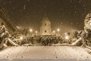 Alessia Scarso fotografa Il Duomo di San Giorgio di Modica innevato durante la nevicata della notte di Capodanno 2015