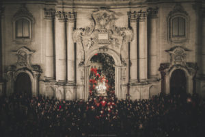 Alessia Scarso fotografa Folklore S. Giorgio Patrono rientra dopo la festa religiosa nella Chiesa di Modica accompagnato da una folla di fedeli